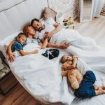 Une famille avec leur chat