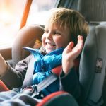 un enfant dans sa voiture