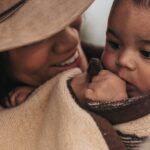 mère avec un chapeau et un bébé