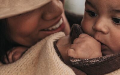 mère avec un chapeau et un bébé