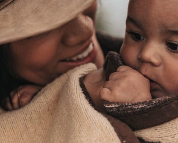 mère avec un chapeau et un bébé